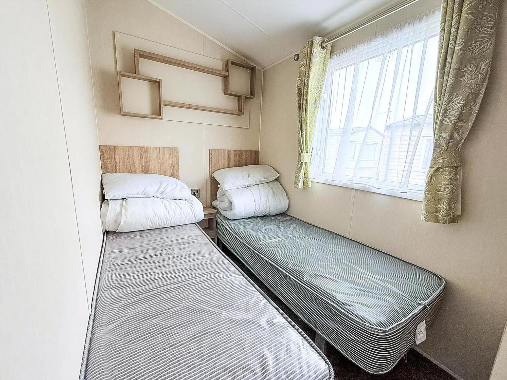 Lovely Caravan With Decking And Outside Furniture At Broadland Sands Ref 20113Bs Hopton on Sea ภายนอก รูปภาพ